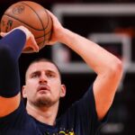 Nikola Jokić leaves Nuggets-Heat game with left knee injury