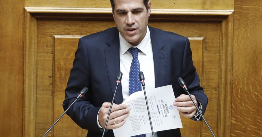 Migrants on deportation list to wear ankle monitors, Greek government says