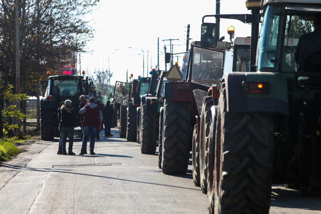 Farmers Escalate Nationwide Protests Across Greece With Road and Port Blockades