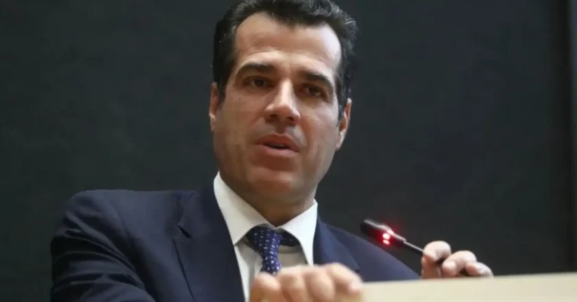 Migrants on Deportation List to Wear Ankle Monitors, Greek Government Says Source