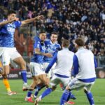 Como rallies past 10-man Roma 2-1 to move into Champions League spots in Serie A
