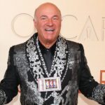 Kevin O’Leary wears card featuring Jordan, Kobe, LeBron at 98th Academy Awards