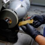 Gold Falls as War Hikes Oil Prices and Dims Fed Rate-Cut Outlook