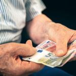 Iran War Forces Greece to Cap Minimum Wage Rise at €920 in 2026