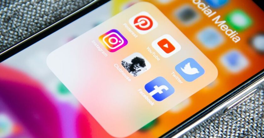 Greece to ban Under-15s from social media