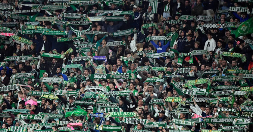🎥 He’s not alone, 2,000 Betis fans turn Braga green and white 💚🤍