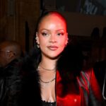 Singer rocks the coolest vampy handbag in recent outing