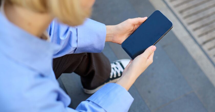 Greece to ban children from using social media from 2027