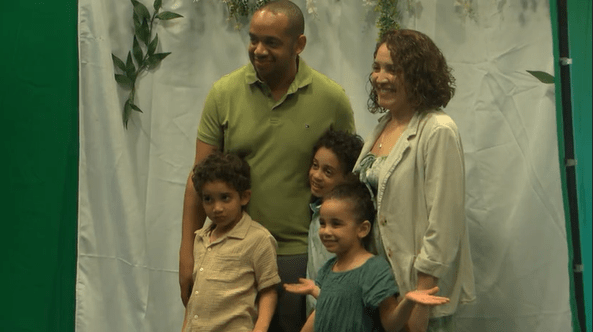 Greece event offers free family portraits, supports bilingual education