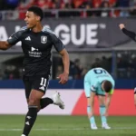 Bologna dominates but pays dearly for its mistakes; Aston Villa wins the first leg 3-1.